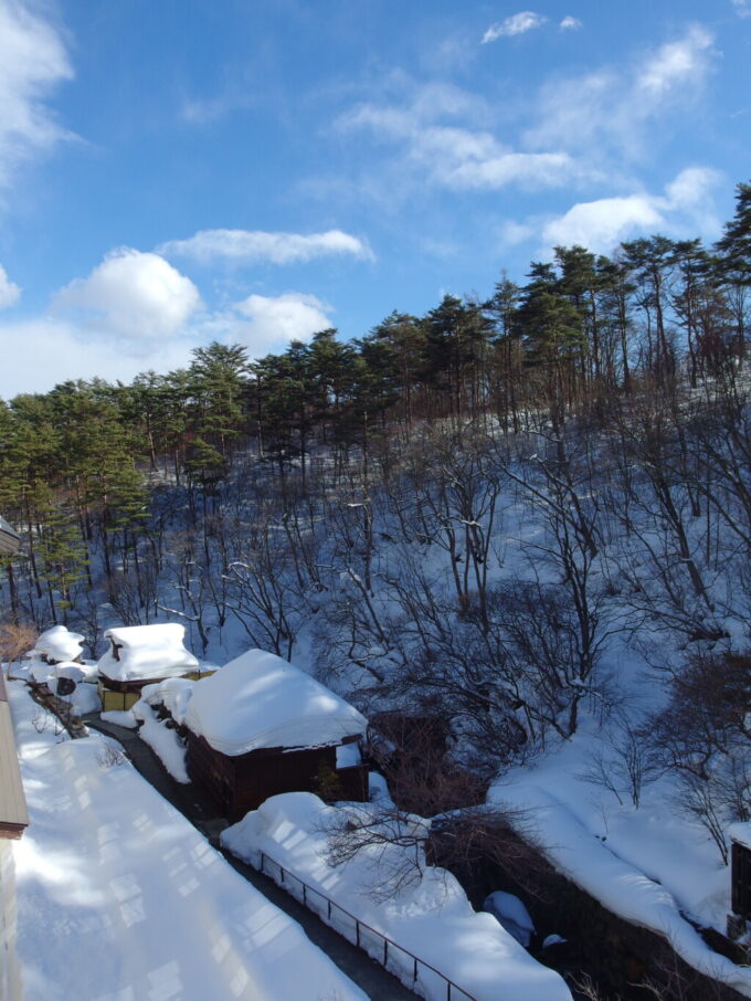 2月中旬冬の高湯温泉旅館玉子湯心すくような冬晴れの雪景色