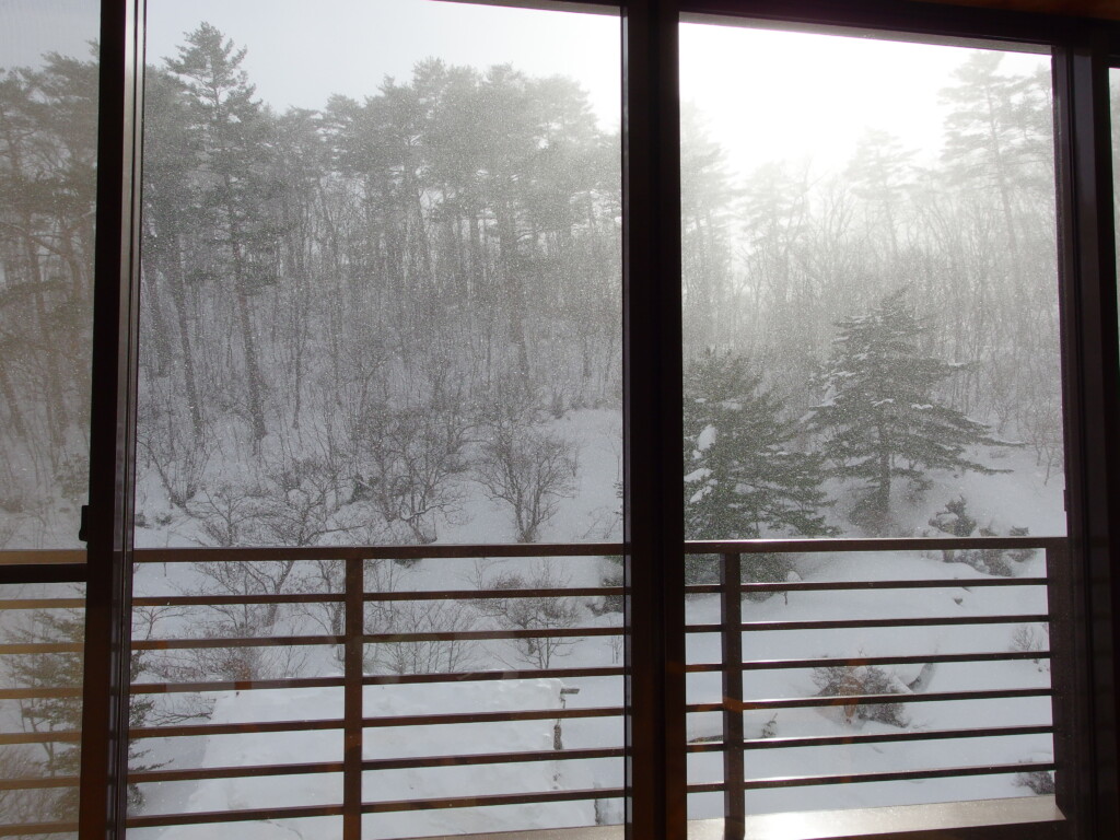 2月中旬冬の高湯温泉旅館玉子湯大きな窓を白く染める天気雪