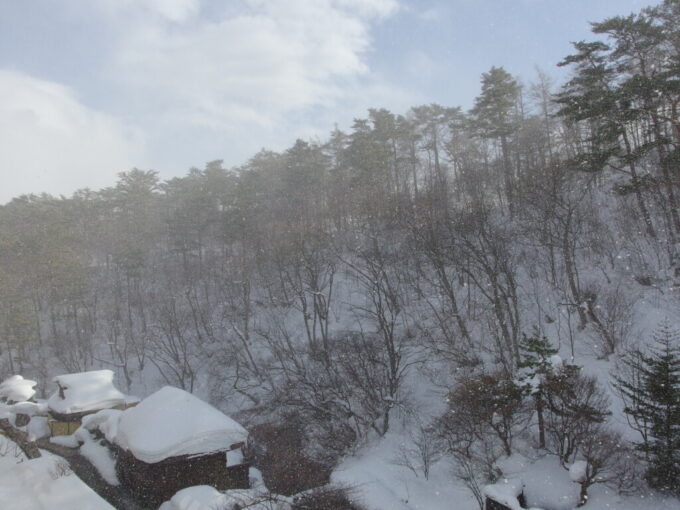 2月中旬冬の高湯温泉旅館玉子湯青空がのぞきまもなく雪も止む