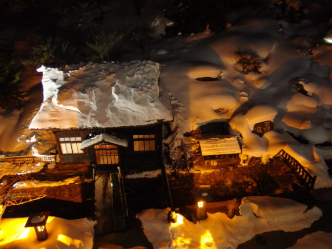 2月中旬冬の高湯温泉旅館玉子湯日が暮れ幻想的にライトアップされる明治生まれの湯小屋