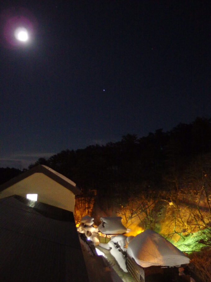 2月中旬冬の高湯温泉旅館玉子湯夜空を照らす満月スノームーン