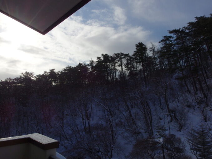 2月中旬冬の高湯温泉旅館玉子湯陽が射し晴れの気配