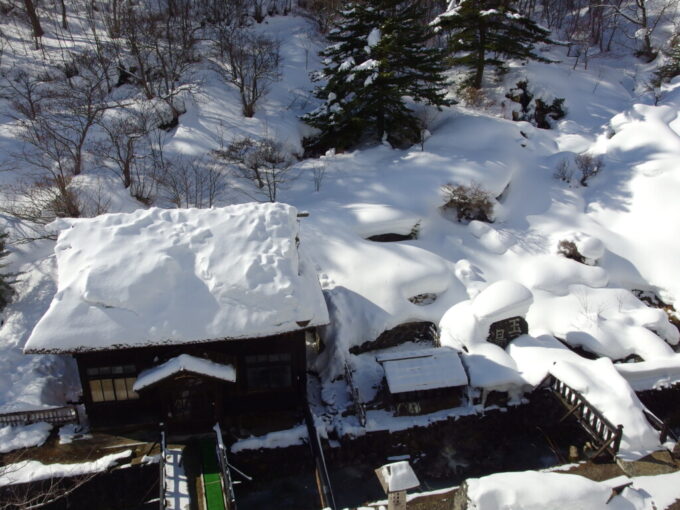 2月中旬冬の高湯温泉旅館玉子湯陽ざしに輝く明治生まれの湯小屋に別れを告げる