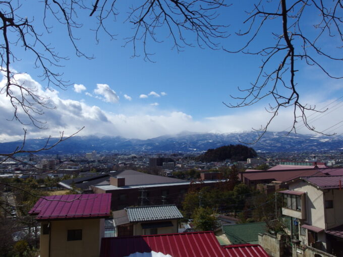2月中旬冬の福島信夫山へと続く車道からの眺め