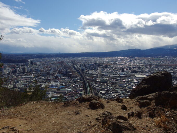 2月中旬冬の福島信夫山烏ヶ崎展望デッキから見下ろすE5系東北新幹線
