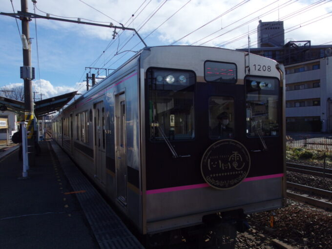 2月中旬福島交通飯坂電車美術館図書館前駅に入線する新型1000系