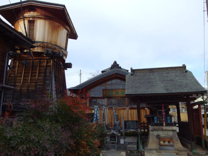 2月中旬冬の飯坂温泉鯖湖神社と鯖湖湯の木造源泉タンク
