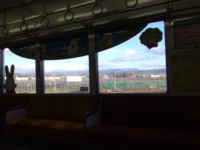 2月中旬冬の福島交通飯坂電車車窓に施されたももりんと飯坂温泉の四季のラッピング
