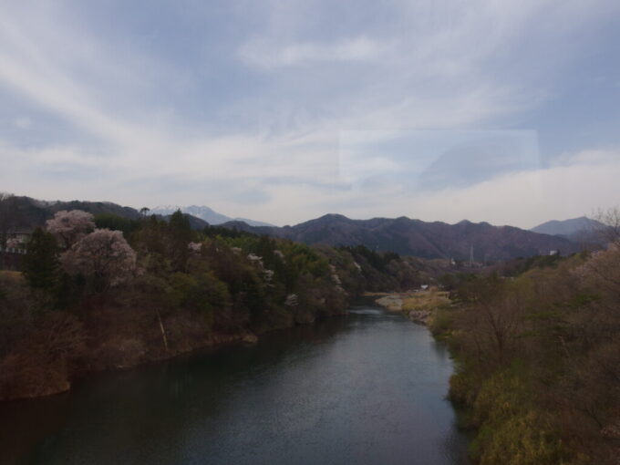 4月中旬東武100系スペーシアきぬがわ鬼怒川温泉行き鬼怒川沿いに点在する桜の木