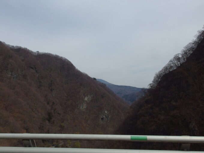 4月中旬日光市営バス女夫渕行き車窓から望む川治ダムからの景色