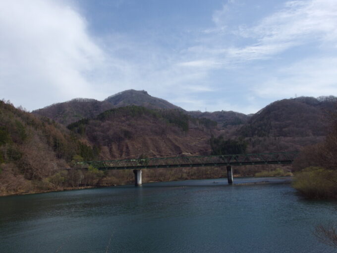 4月中旬日光市営バス女夫渕行き車窓から眺める黒部ダム湖