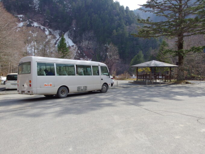 4月中旬日光市営バス女夫渕行き終点で加仁湯の送迎バスに乗り換える