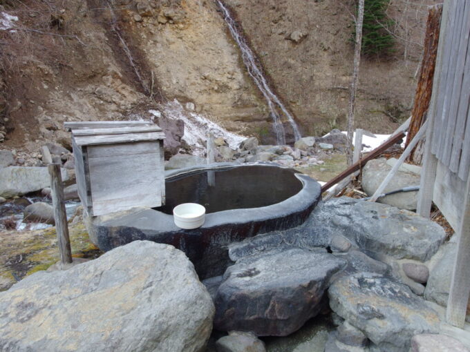 4月中旬雪どけの加仁湯カモシカの湯