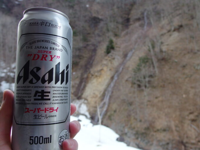 4月中旬雪どけの加仁湯残雪つまみに湯上りの冷たいビール