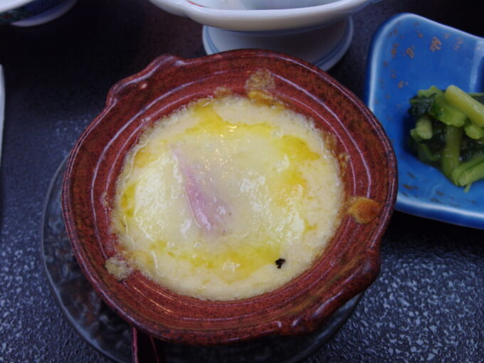 4月中旬雪どけの加仁湯1泊目夕食山菜ときのこのグラタン