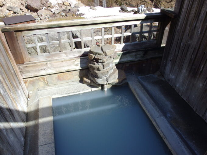 4月中旬雪どけの加仁湯利き湯ロマンの湯黄金の湯浴槽