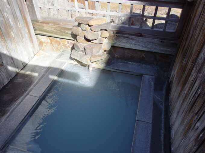 4月中旬雪どけの加仁湯利き湯ロマンの湯岩の湯浴槽