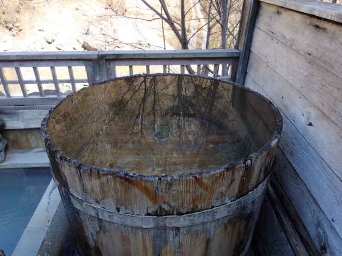 4月中旬雪どけの加仁湯利き湯ロマンの湯たけの湯浴槽