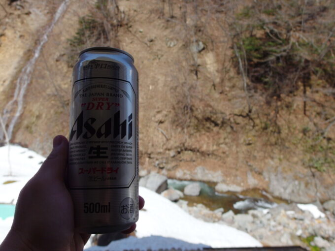 4月中旬雪どけの加仁湯昼前のいけない湯上りビール