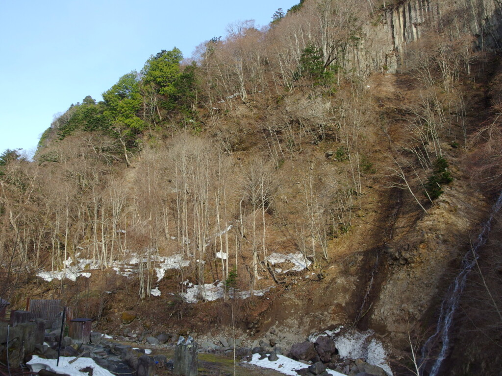 4月中旬雪どけの加仁湯で迎える穏やかな朝
