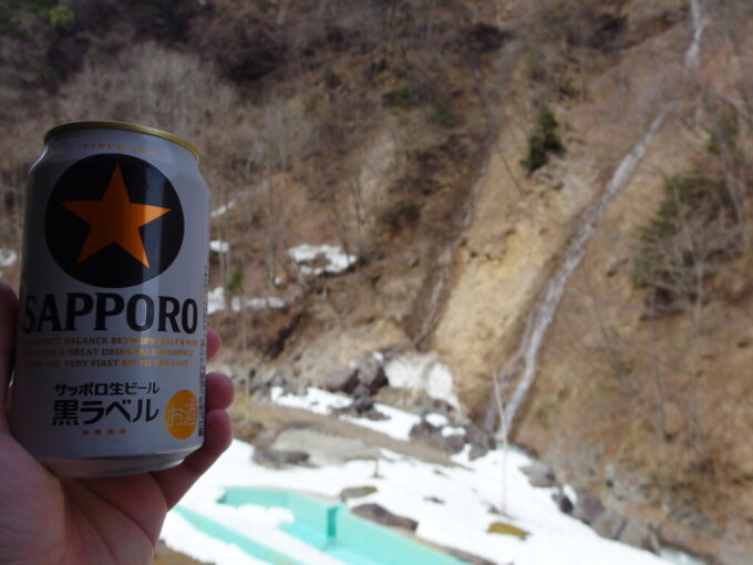 4月中旬雪どけの加仁湯雪どけの鬼怒川を愛でつつ飲む湯上りのビール
