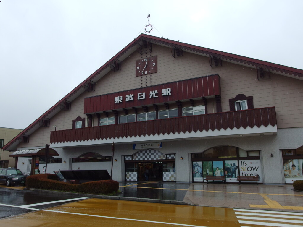 4月中旬雨の東武日光駅