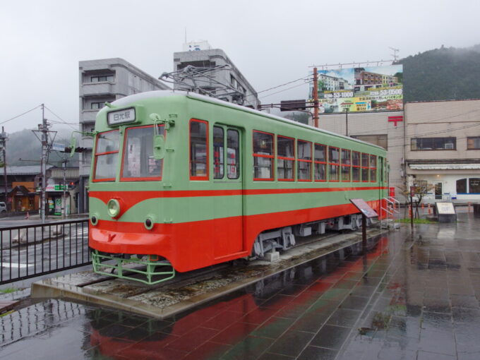 4月中旬雨の東武日光駅前に展示される東武100系電車東武日光軌道線