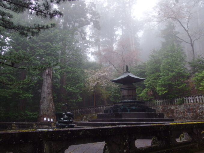 4月中旬雨の日光東照宮霧の立ちこめる幻想的な奥宮御宝塔
