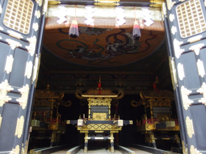 4月中旬雨の日光東照宮神輿舎に納められた三基の御神輿