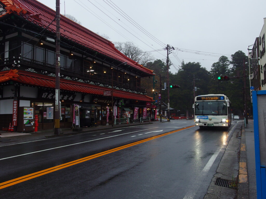 4月中旬雨の日光神橋バス停より関東自動車JR宇都宮駅行きに乗車