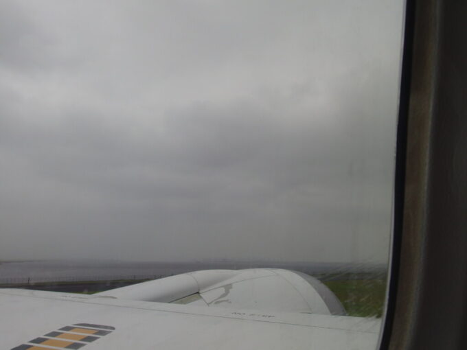 6月中旬雨の羽田空港雨に濡れる滑走路を加速しANA787型機は那覇へと向け離陸