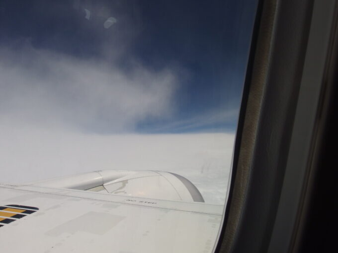 6月中旬ANA787型機那覇行き梅雨空の中時折見える青空