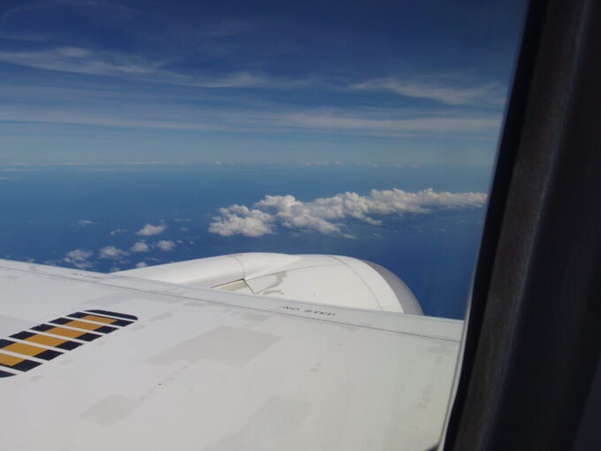 6月中旬ANA787那覇行き機窓にのびる沖縄本島
