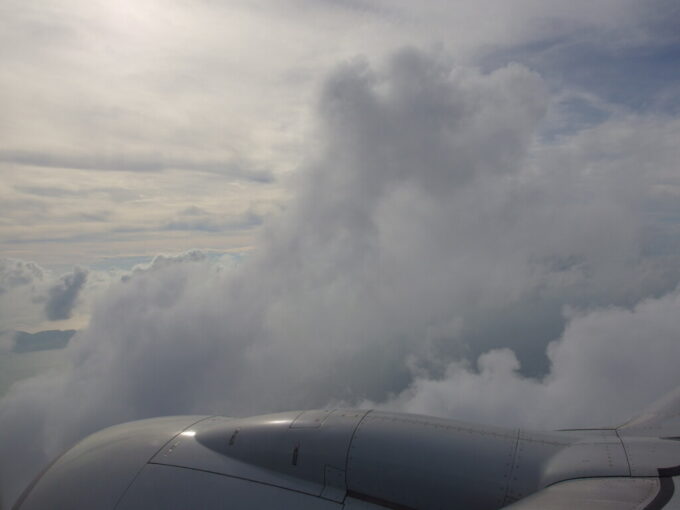 6月中旬ANA737石垣行き雲間を石垣に向け降下開始