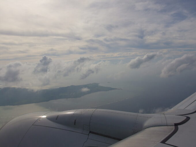 6月中旬ANA737石垣行き機窓から眺める石垣島平久保崎