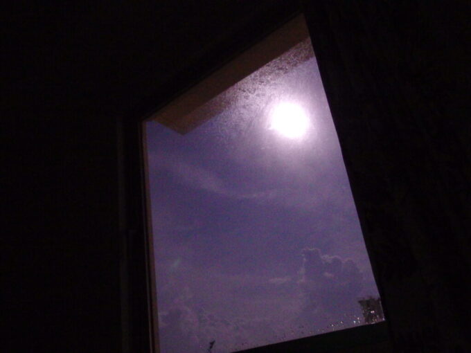 6月中旬梅雨明け間近の石垣島夜空を照らす明るい満月