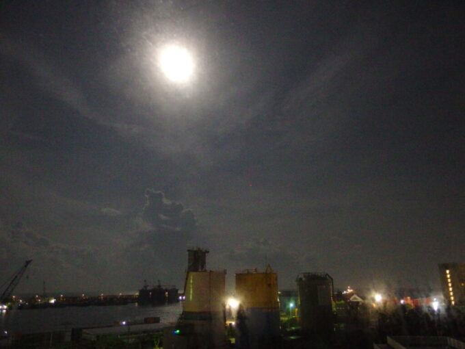 6月中旬梅雨明け間近の石垣島夜空に浮かぶ大きく明るい満月
