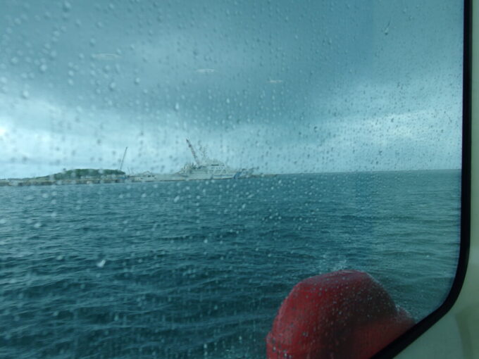 6月中旬梅雨明け間近の石垣島八重山観光フェリーちゅらさん2から眺める海上保安庁巡視船と海面を打つ強い雨
