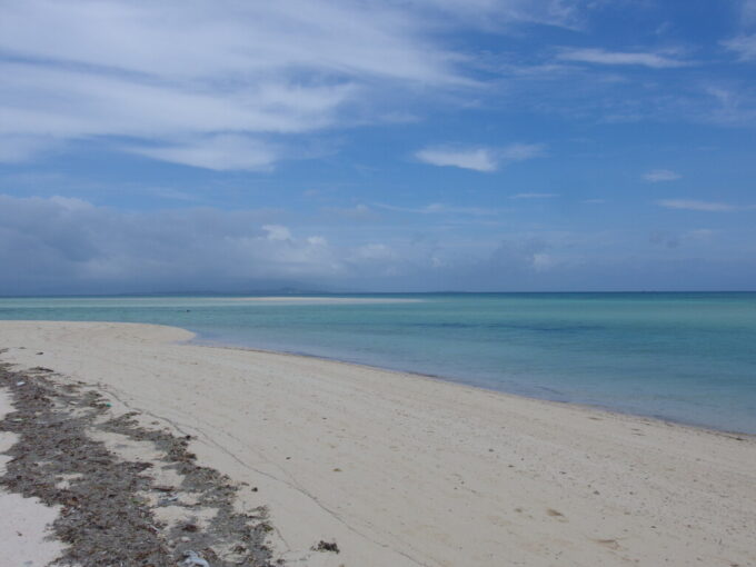 6月中旬梅雨明け間近の竹富島コンドイビーチに流れ着いた西之島の軽石