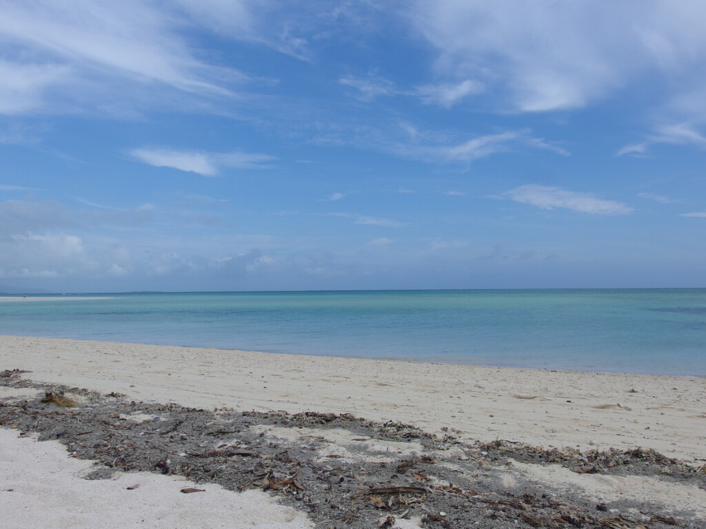 6月中旬梅雨明け間近の竹富島パステルの青さに染まるコンドイ浜
