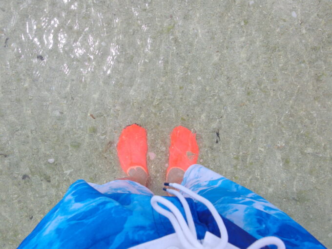 6月中旬梅雨明け間近の竹富島コンドイビーチの透明度の高い海