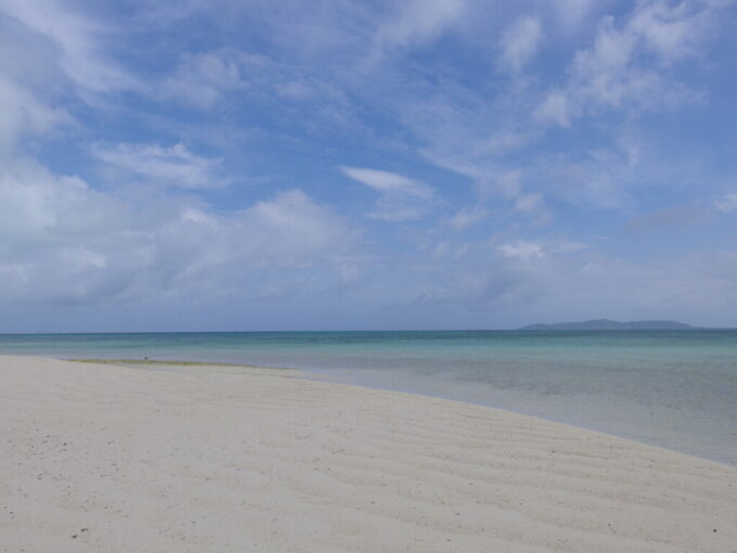 6月中旬梅雨明け間近の竹富島より青さと白さの際立つ沖の砂の島