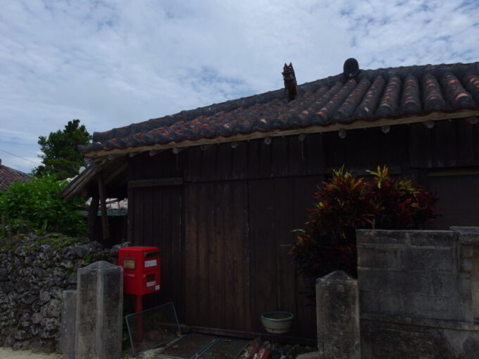 6月中旬梅雨明け間近の竹富島背筋を伸ばして家を護るひょうきんなシーサー