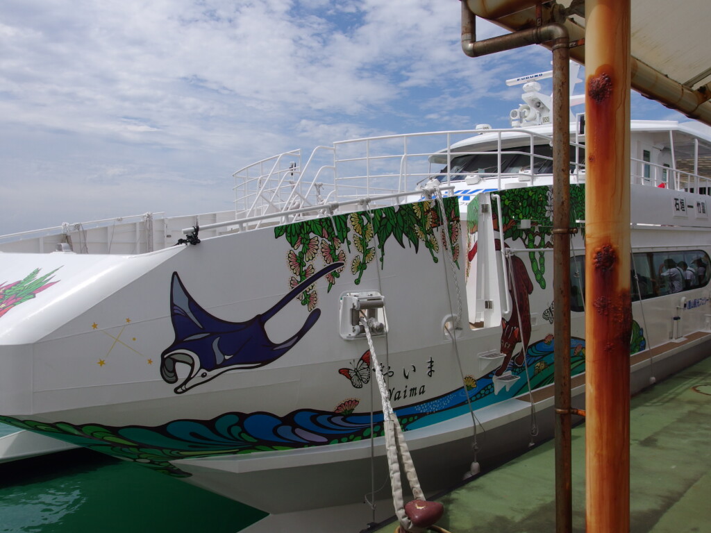 6月中旬梅雨明け間近の竹富島八重山観光フェリー新造船のやいまに乗船