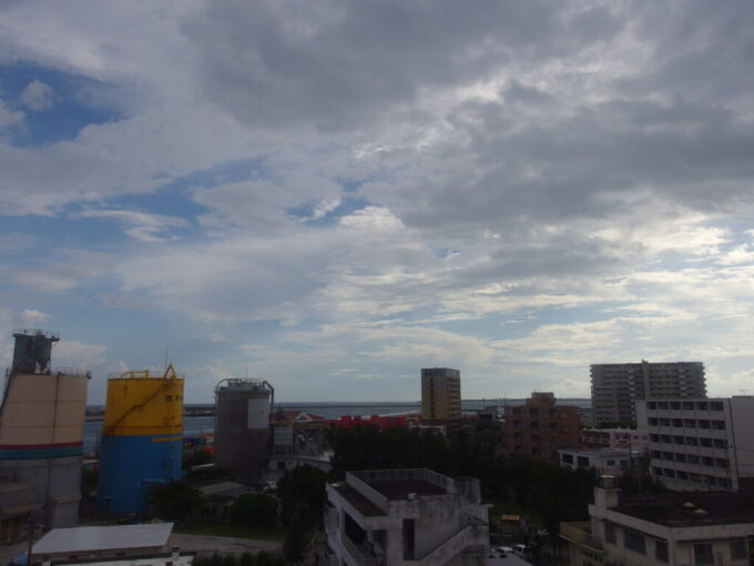 6月中旬梅雨明け間近の石垣島ベッセルホテル石垣島から眺める夕刻の空