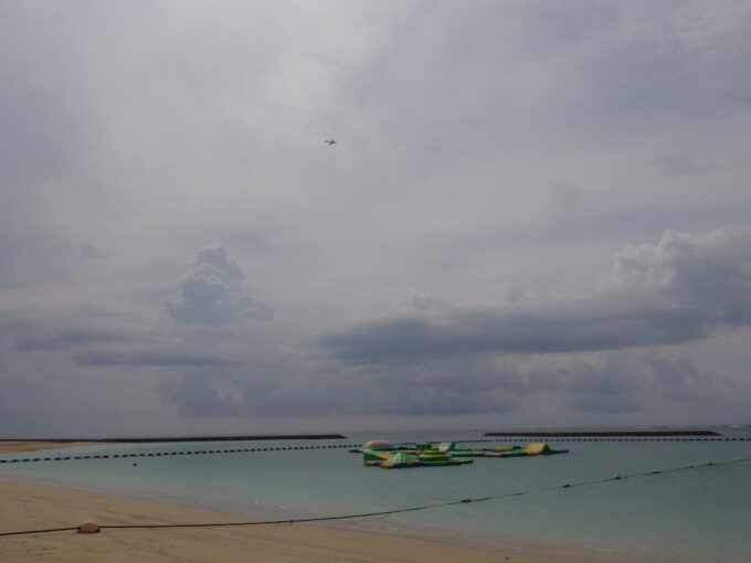 6月中旬梅雨明け間近の石垣島真栄里ビーチの上空を翔ける飛行機