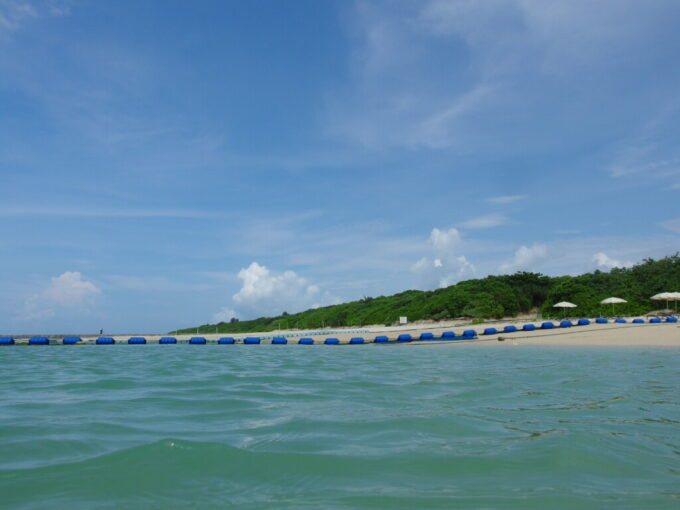 6月中旬梅雨明け間近の石垣島晴れ間が現れ青さを増した真栄里ビーチ