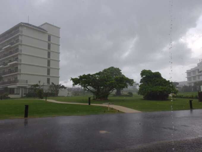 6月中旬梅雨明け間近の石垣島突然の強い雨