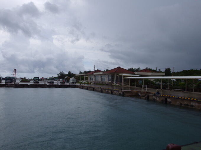 6月中旬梅雨明け間近の竹富島強い雨の降る港