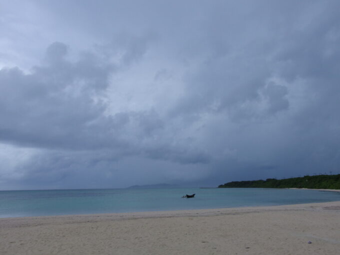 6月中旬梅雨明け間近の竹富島雨上がりのコンドイビーチの不思議な青さ